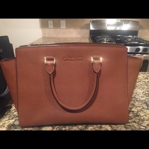 LUGGAGE  Michael kors Selma Jetset 100% authentic