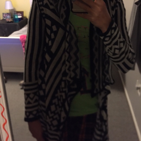 Black & Grey Aztec print Cardigan - Picture 3 of 3
