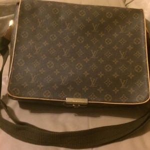 Louis Vuitton Classic Messenger Bag