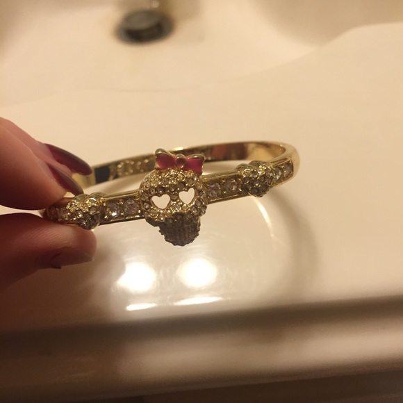 betsy johnson skull bracelet