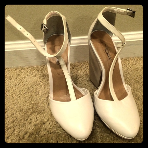 BCBG WHITE high heels⛅️