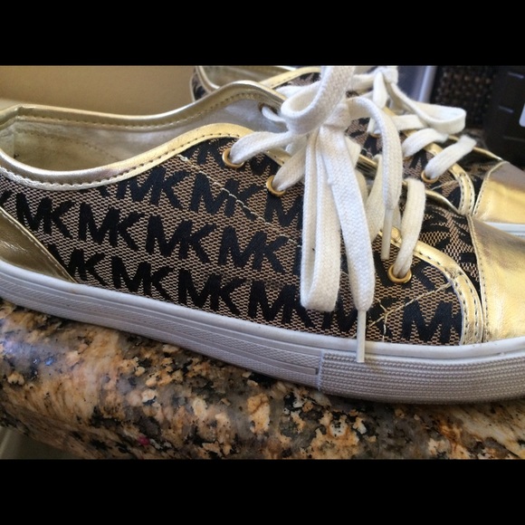 SOLD!!! Women's Canvas Sneakers Signature Print - Picture 2 of 4