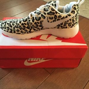 Women Nike roshe leopard print
