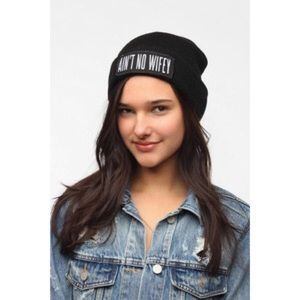 Dimepiece 'ain't no wifey' beanie in black