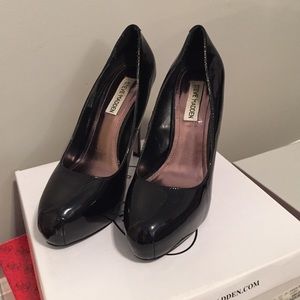Great condition Steve Madden black pumps