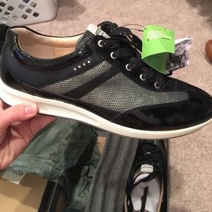 BRAND NEW GOLF SHOES