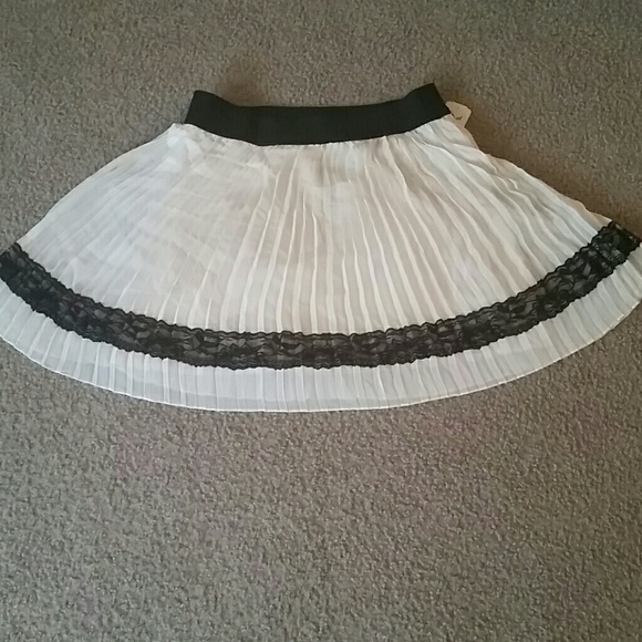 Cream and black lace accordion skirt