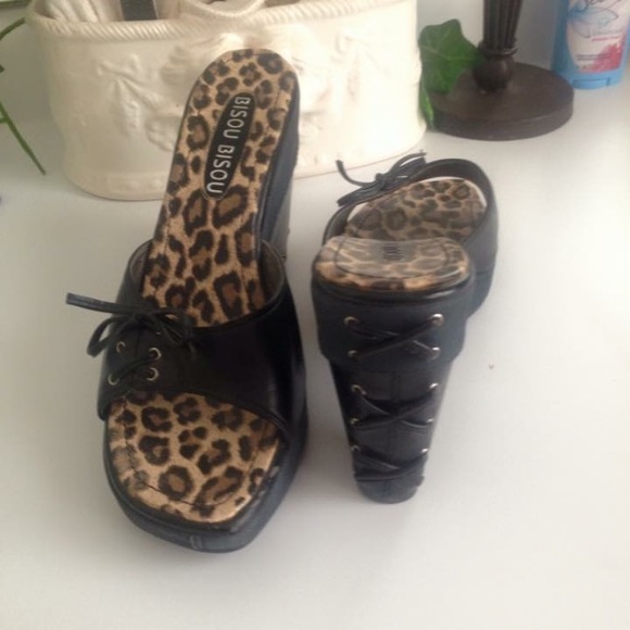 Black wedged shoe