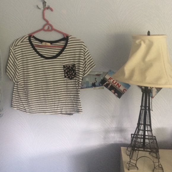 Black and white striped daisy pocket cropped tee