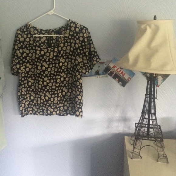 Daisy tee! Size S
