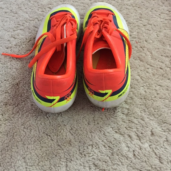 Nike Soccer Cleats - Picture 2 of 4