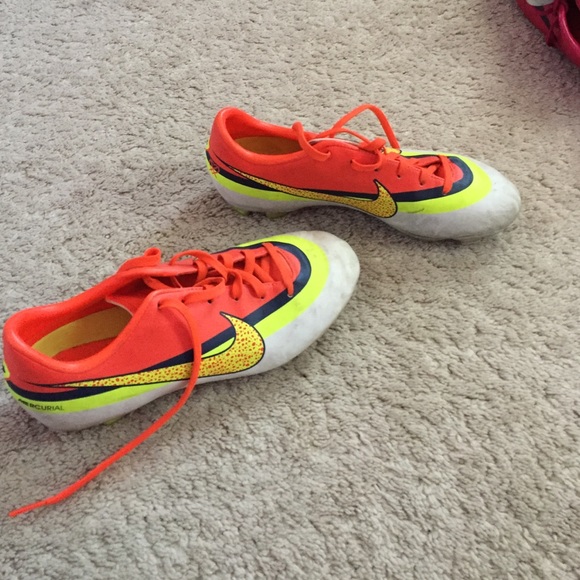 Nike Soccer Cleats - Picture 3 of 4