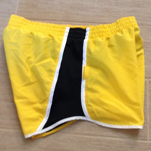 Special edition Nike Livestrong Dri-Fit shorts - Picture 3 of 4