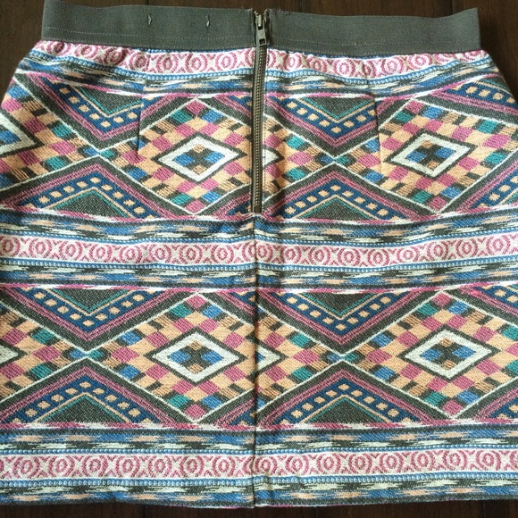 Chic AE Tribal Mini Skirt NWT - Picture 3 of 4