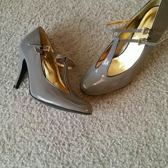 *sold*Gray patent leather Mary Jane pumps