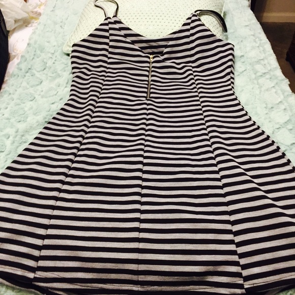 ‼️SOLD‼️Olive & Oak Dress Size Small - Picture 2 of 4