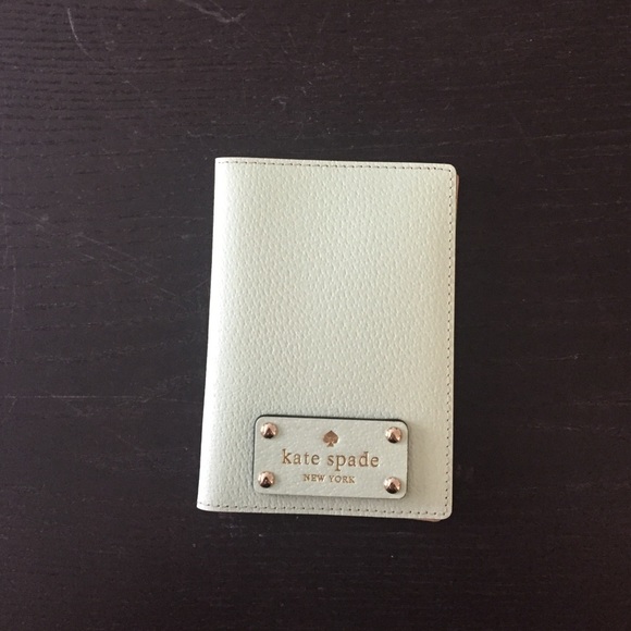 katespade passport holder Wellesley mintmojito NWT