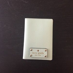 katespade passport holder Wellesley mintmojito NWT