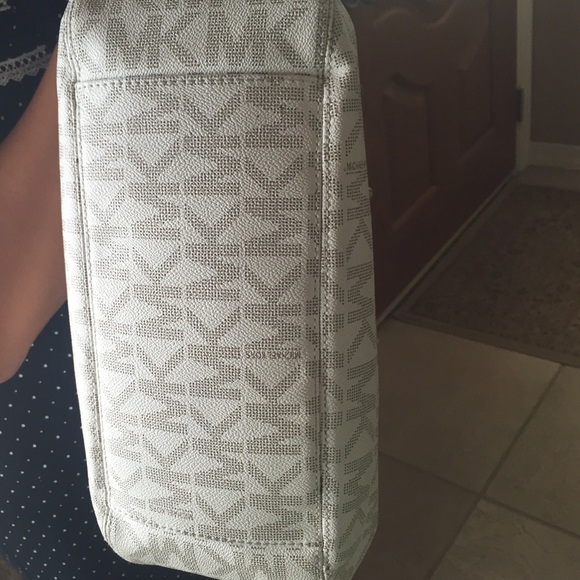 White Michael Kors purse! - Picture 4 of 4