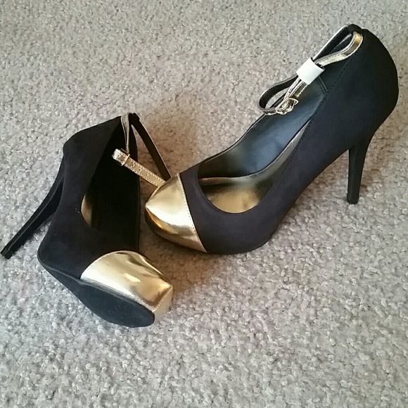 Black and gold pumps