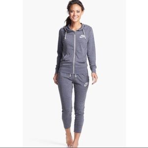 NIKE set of  'Gym vintage' capri and hoodie