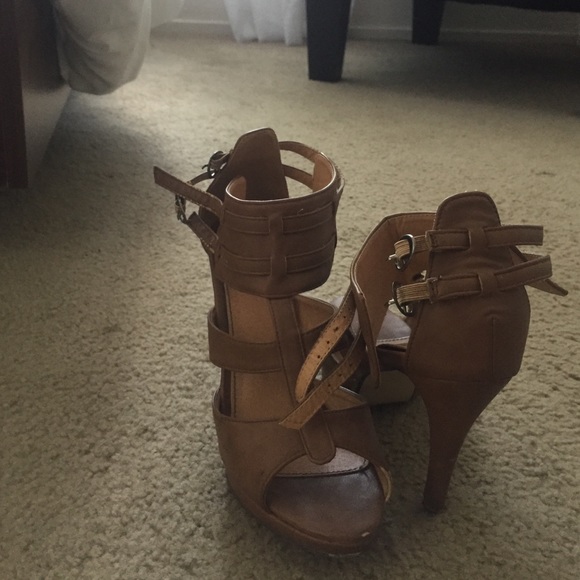 Nude pumps