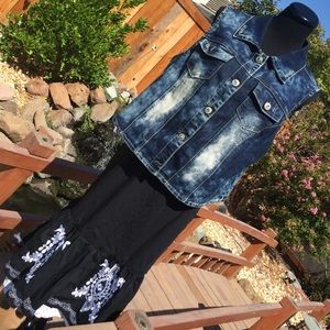 Black skirt with lace and embroidered size 6
