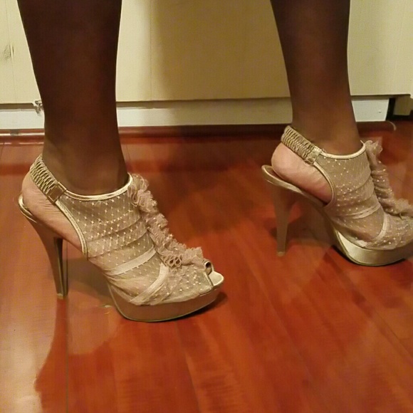 Beige flower net design shoes - Picture 2 of 4