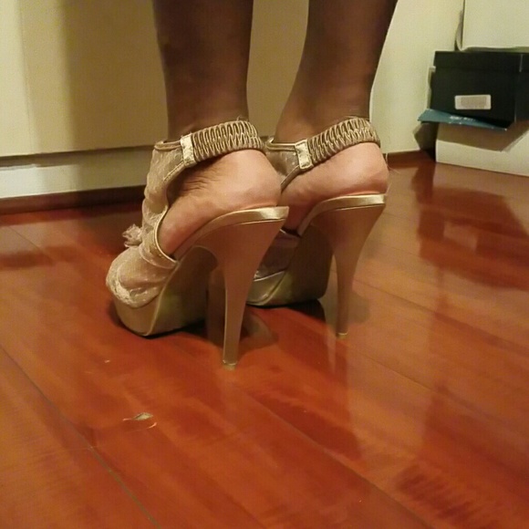 Beige flower net design shoes - Picture 3 of 4