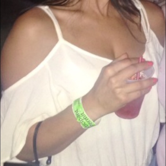 Like New Ivory ruffle off shoulder romper - Picture 3 of 4