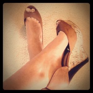 👠Charming Charlie cognac cork peep toe wedges💛