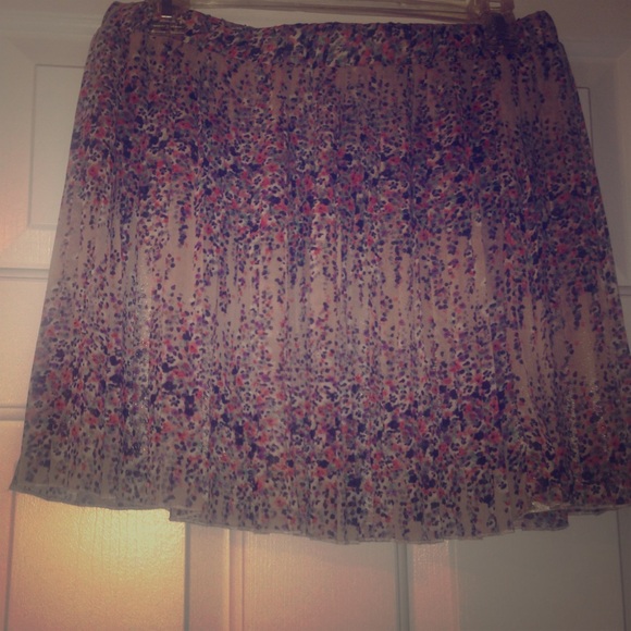 Floral print, pleated mini-skirt!