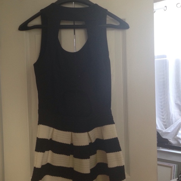 Selling - Picture 3 of 4