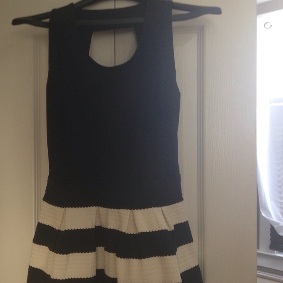 Selling - Picture 4 of 4