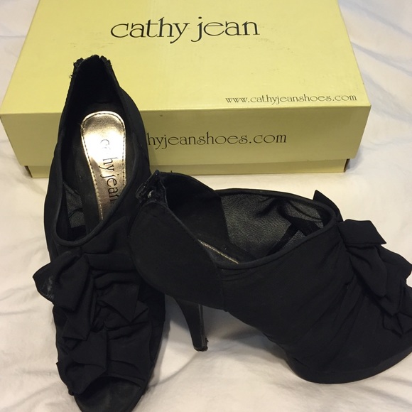 Black pumps