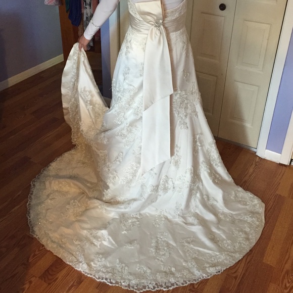 Oleg Cassini Ivory wedding gown ๐๐ฐ๐ผ - Picture 2 of 4