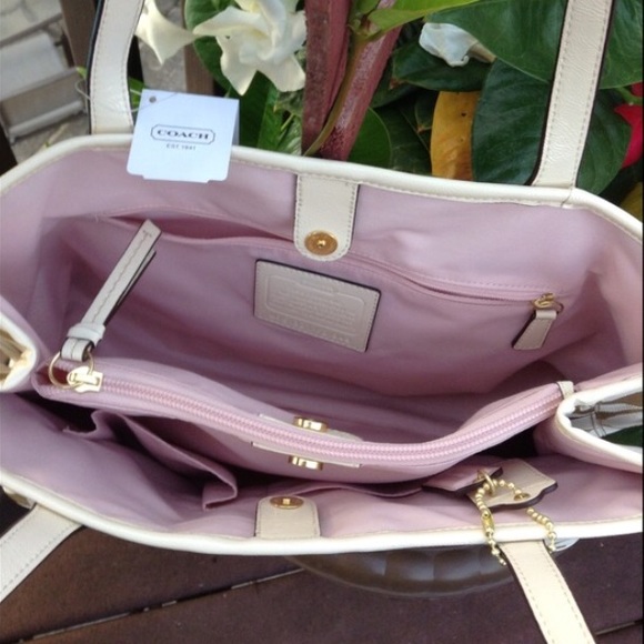 🎉HOST PICK🎉Roomy Coach Off-White/Tan Leather Bag - Picture 2 of 4