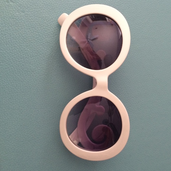 ON HOLD Prada baroque sunglasses - Picture 3 of 3