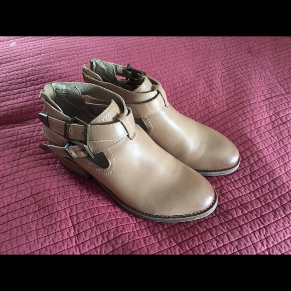 Nude cut-out booties