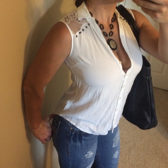 SOLD ON ♏️ White sleeveless high low top