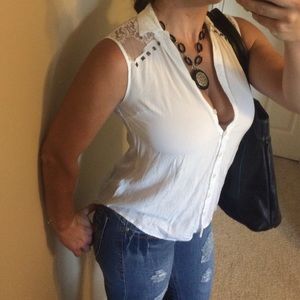 SOLD ON ♏️ White sleeveless high low top