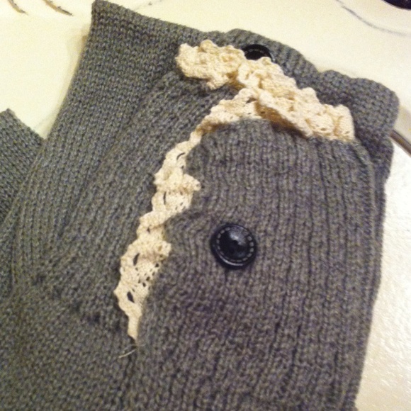 NWT Cozy Light Grey Lace Button Down Leg Warmers - Picture 3 of 3