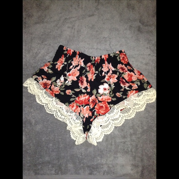 Forever 21 Pants - Cute floral print shorts 🌸