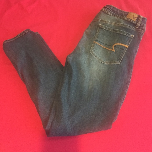 Hi-rise, super stretch jeans.