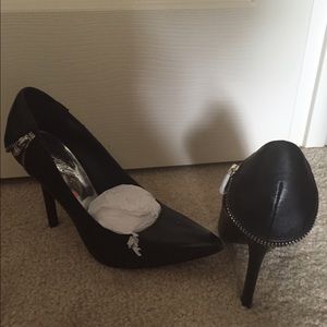 Black pumps