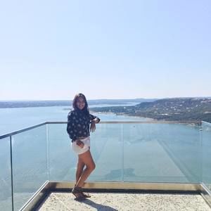 Meet your Posher, Carolina