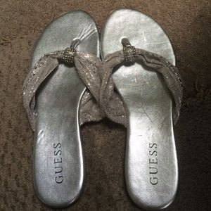 GUESS Women's Jahani Sandals (Silver Crackle)