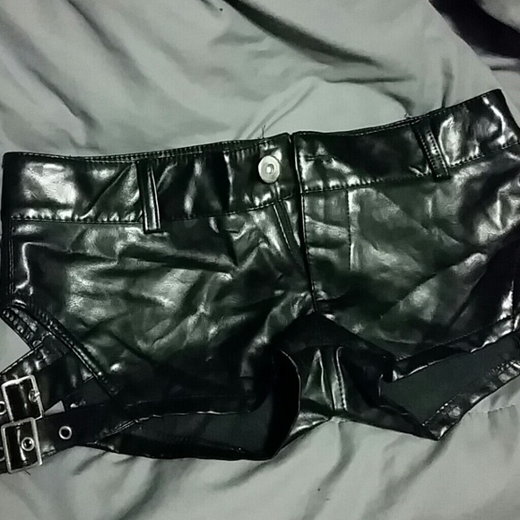 Hot pu black low waisted shorts