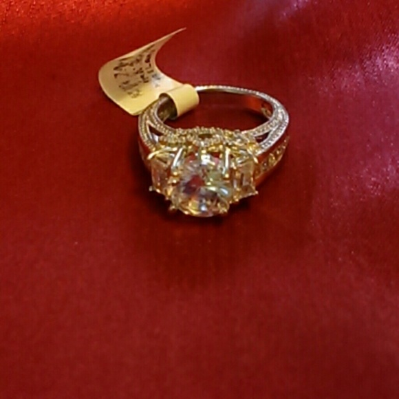 Size 6 ring - Picture 2 of 3