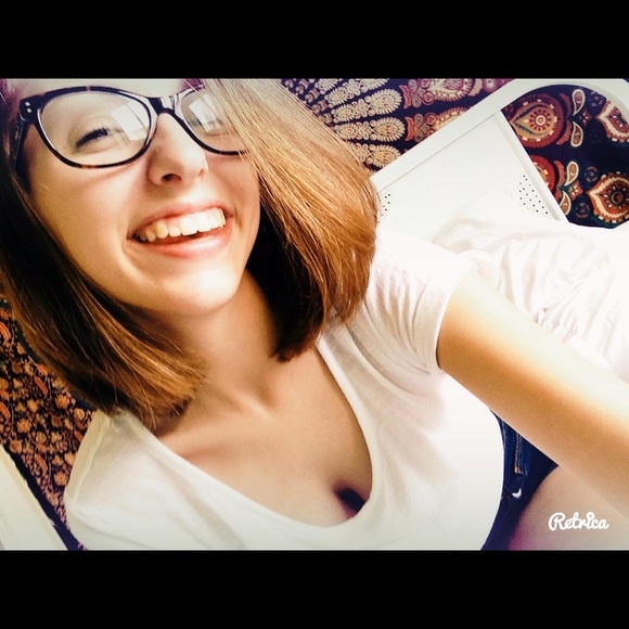 Meet your Posher, Carlee - Picture 1 of 1